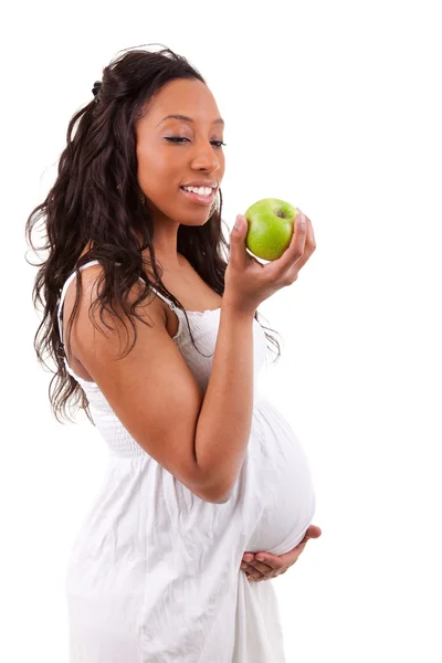 Schwangere Afroamerikanerin isst einen Apfel — Stockfoto