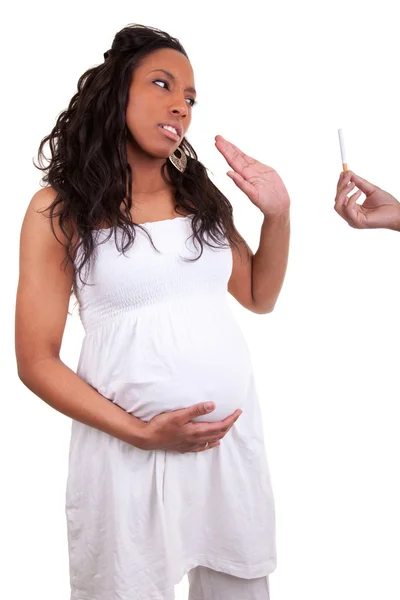 Mulher negra grávida recusando um cigarro — Fotografia de Stock