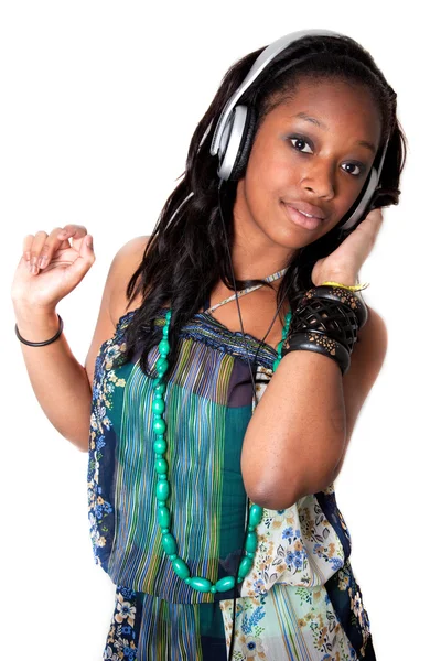 かなり若い黒の少女は、音楽を聴く — ストック写真