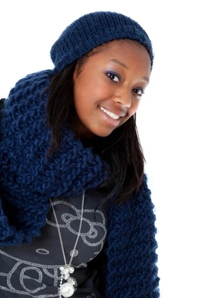 Jonge zwarte vrouw dragen winter jurk — Stockfoto
