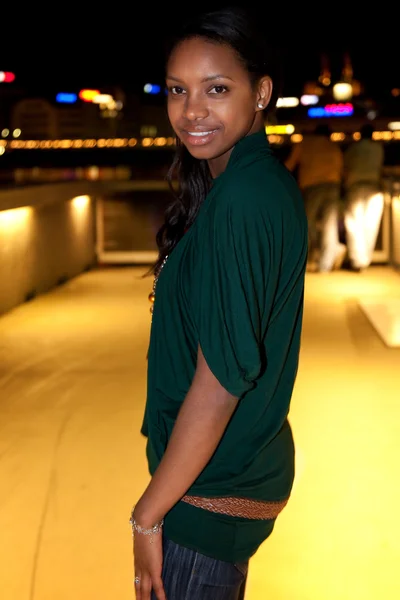 Portrét mladé černé ženy v městě v noci. — Stock fotografie