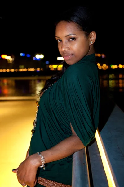 Porträt einer jungen schwarzen Frau in der Stadt bei Nacht. — Stockfoto