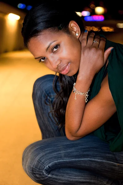 Portrét mladé černé ženy v městě v noci. — Stock fotografie