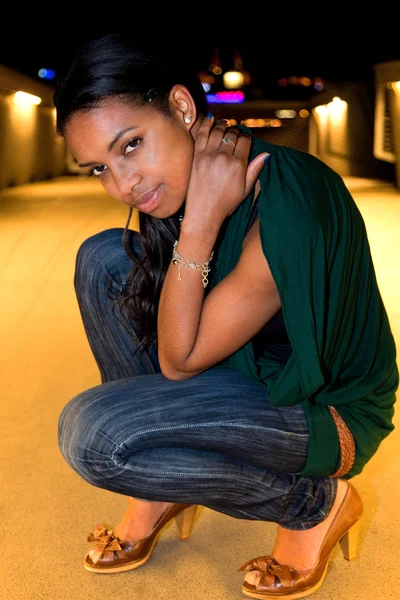 Porträt einer jungen schwarzen Frau in der Stadt bei Nacht. — Stockfoto