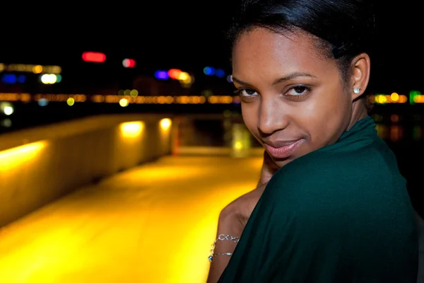 Retrato de jovem mulher negra na cidade à noite . — Fotografia de Stock