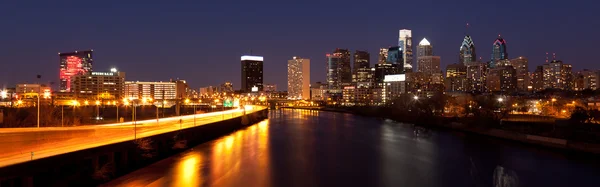 Panoramatické panoráma Philadelphie v noci v noci — Stock fotografie