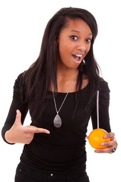 Jonge zwarte vrouw drinken sinaasappelsap — Stockfoto