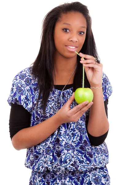 Joven mujer negra bebiendo jugo de manzana — Foto de Stock