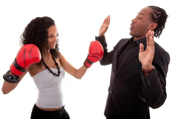 Ung svart kvinna och män boxning — Stockfoto