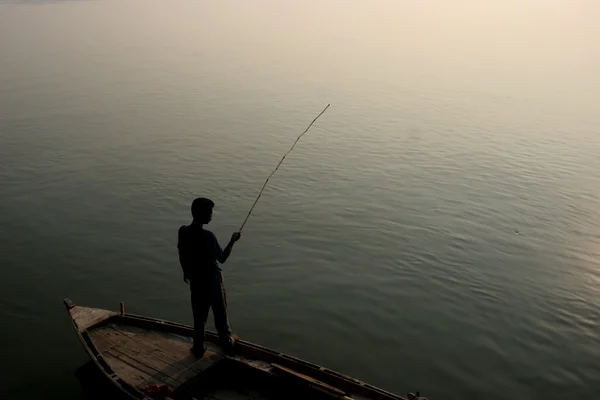 Мужчина рыбачит — стоковое фото