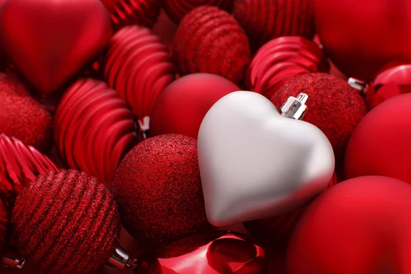 Coração de Natal de prata em baubles vermelhos — Fotografia de Stock