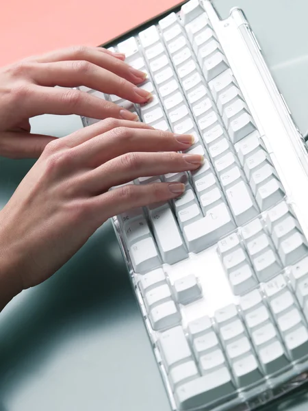 Mãos femininas digitando no teclado — Fotografia de Stock