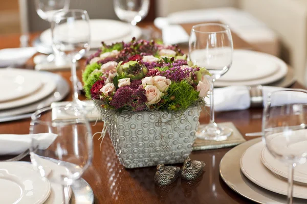 Feine Tischdekoration für Hochzeit mit Blume — Stockfoto