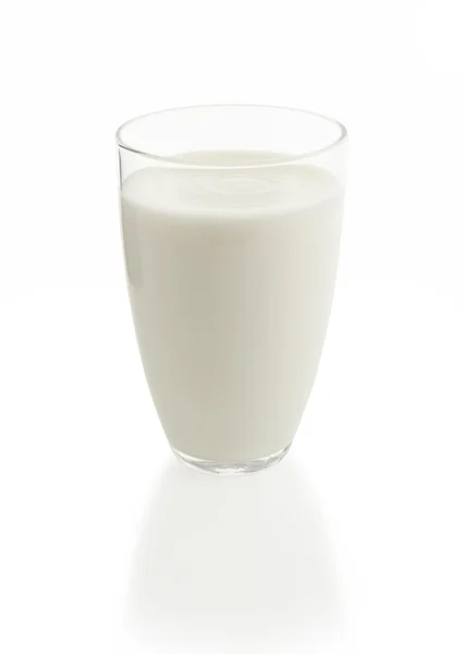Bicchiere di latte isolato su fondo bianco — Foto Stock