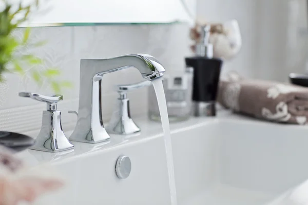 Moderne badkamer kraan — Stockfoto