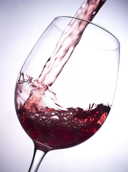 Красное вино льется вниз — стоковое фото