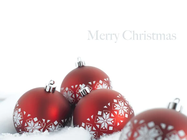 Bolas de Natal vermelho com neve isolada no branco — Fotografia de Stock