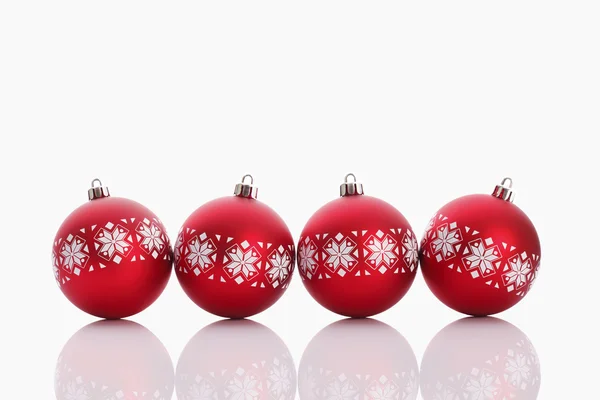 Beyaz izole kırmızı Noel topları — Stok fotoğraf
