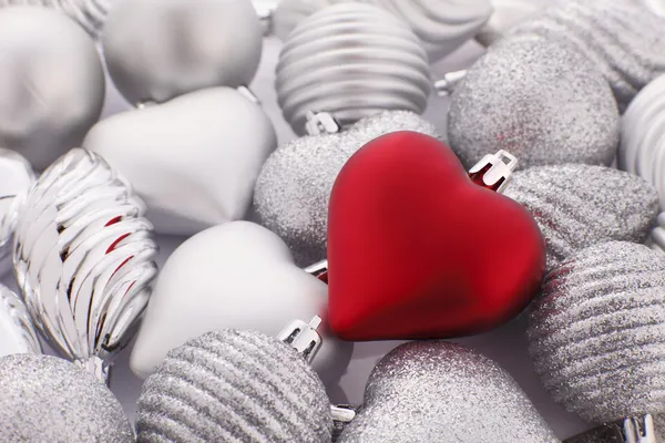Червоні різдвяні серце на срібло дрібничка — стокове фото
