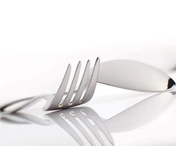 Fourchette et cuillère sur fond blanc — Photo