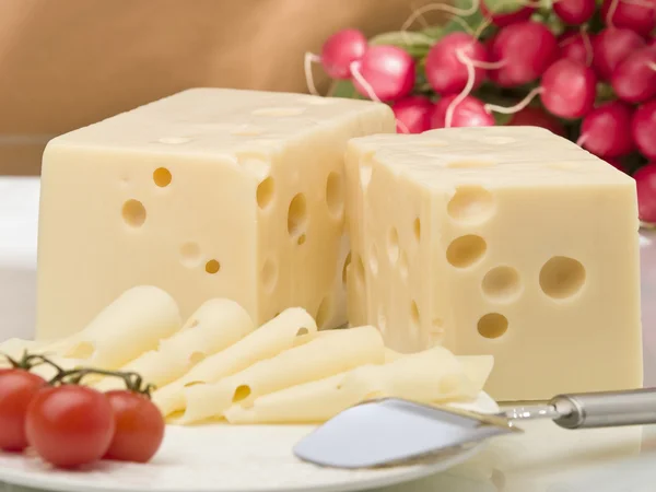Fette di formaggio con ravanelli — Foto Stock