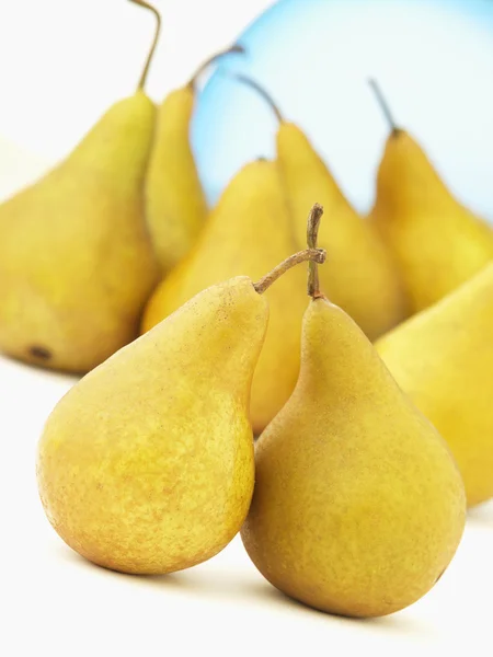 Frische gelbe Birnenfrüchte auf weißem Hintergrund — Stockfoto