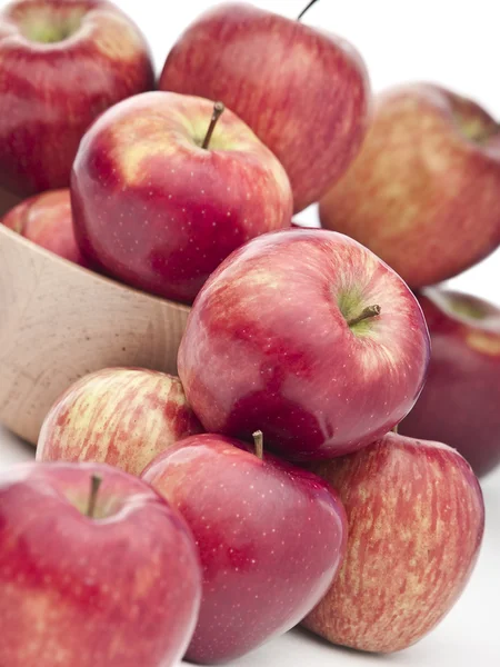 Manzanas rojas frescas sobre fondo blanco —  Fotos de Stock
