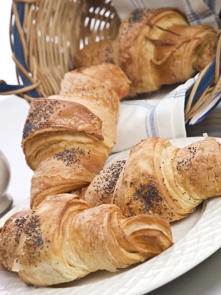 Croissant in mand op witte achtergrond — Stockfoto
