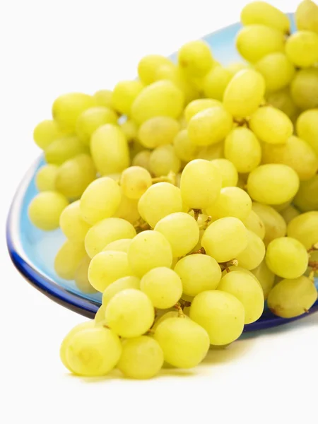 Frutti di uva fresca isolati su fondo bianco — Foto Stock