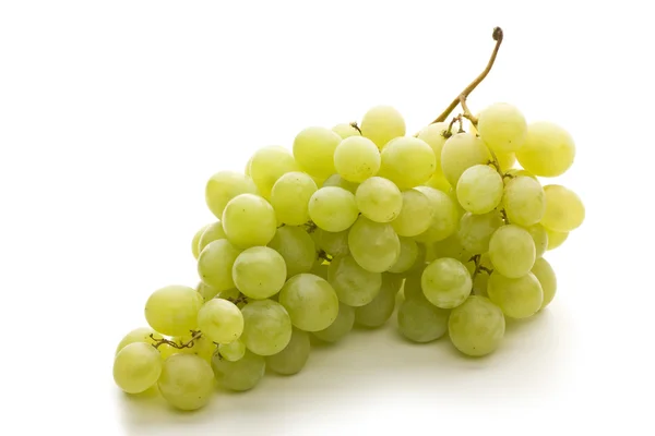 Fugas de uvas frescas isoladas sobre fundo branco — Fotografia de Stock