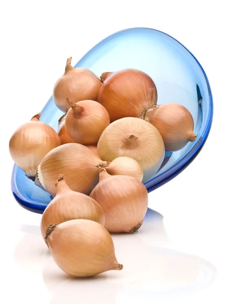 Frische Zwiebeln aus gelben Zwiebeln auf weißem Hintergrund — Stockfoto
