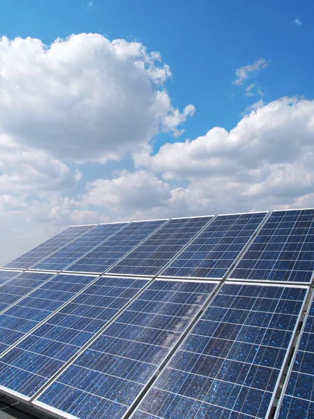 Obnovitelné zdroje energie, solární panely — Stock fotografie