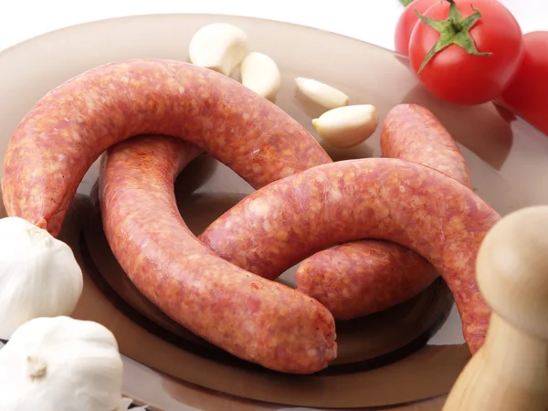 Zelfgemaakte sauseges met groenten op witte achtergrond — Stockfoto