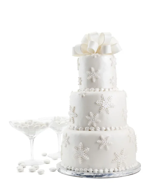 白色背景下的婚礼蛋糕 — 图库照片