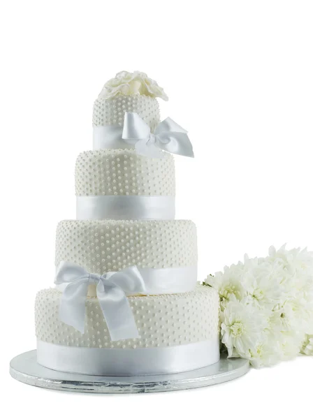 Gâteau de mariage avec des fleurs isolées sur fond blanc — Photo
