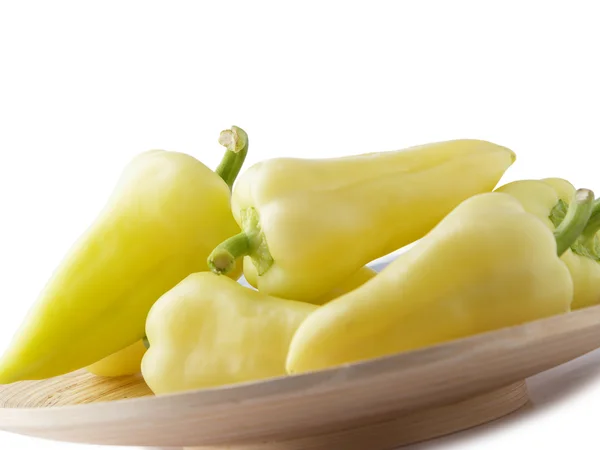 在白色背景上孤立的鲜黄色 bellpeppers — 图库照片
