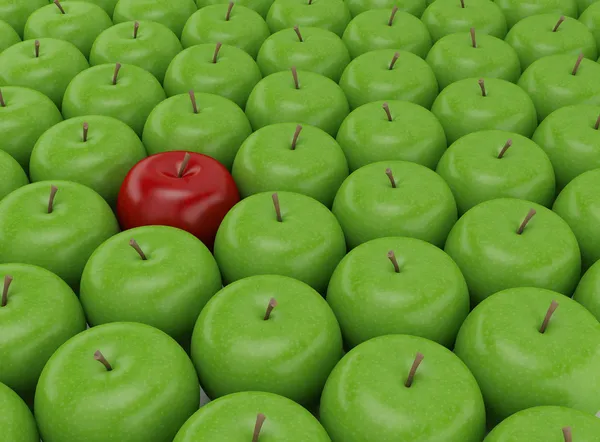 Одне червоне яблуко на фоні зелених яблук — стокове фото