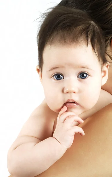 Das Baby auf Händen bei der Mutter — Stockfoto