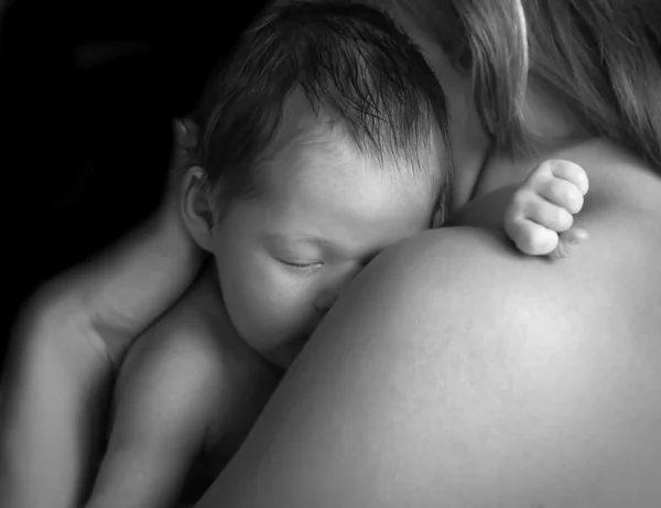 Ребенок на руках у матери — стоковое фото