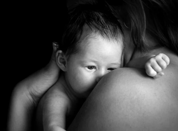 婴儿在母亲的手上 — 图库照片