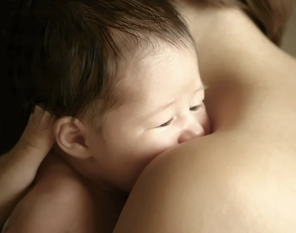 Das Baby auf Händen bei der Mutter — Stockfoto
