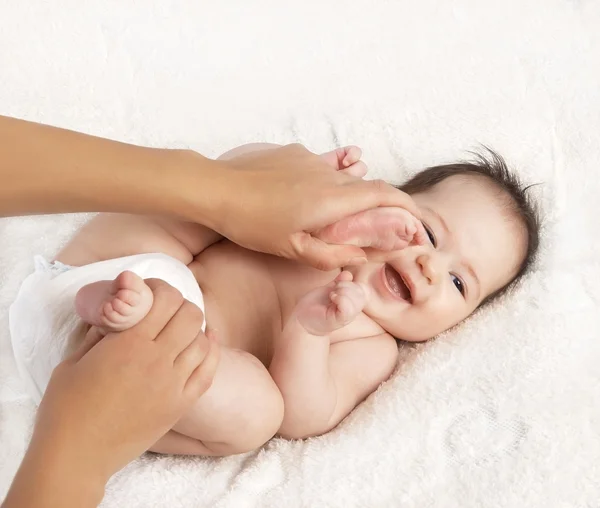 Masaje al bebé —  Fotos de Stock