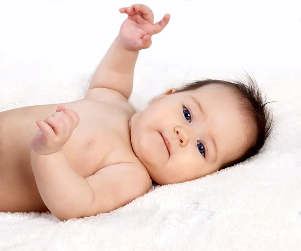 Küçük güzel bebek battaniye üzerinde yalan — Stok fotoğraf