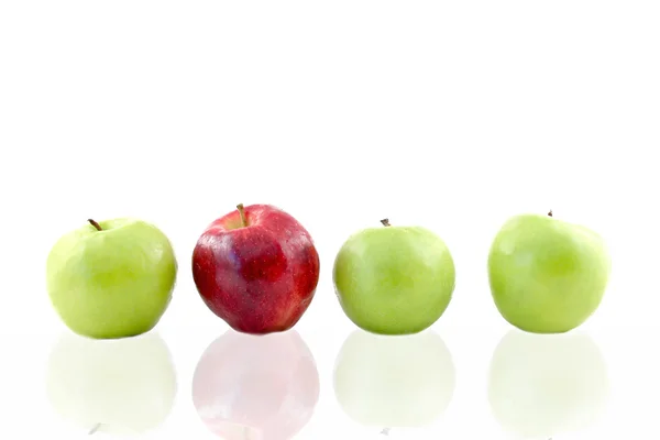 Äpfel auf weiß — Stockfoto