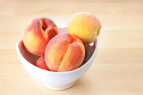 Skål med Peaches — Stockfoto