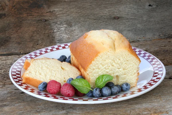 Pound Cake with Fresh Fruit — Stock Photo, Image