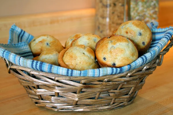 Καλάθι με muffins — Φωτογραφία Αρχείου