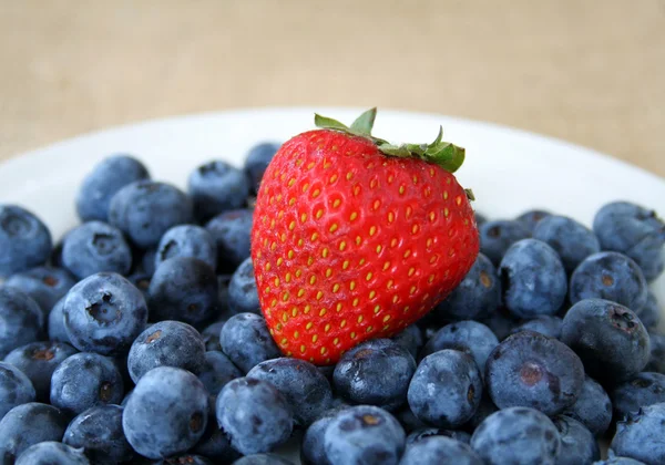 Strawberry and Blueberries — Stock Photo, Image