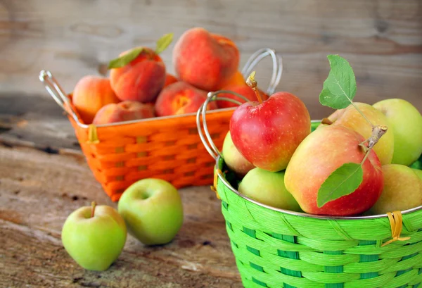 Äpfel und Pfirsiche — Stockfoto
