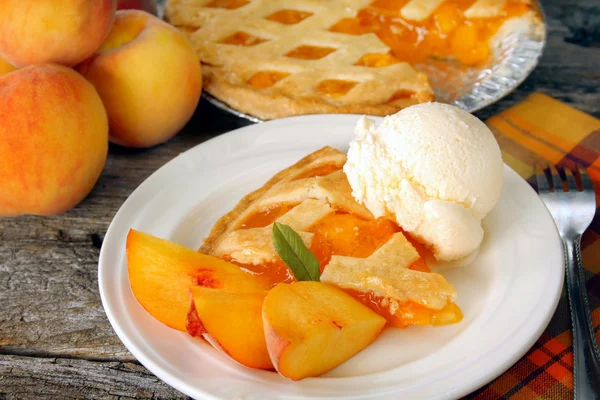 桃子馅饼和冰激淋 — 图库照片
